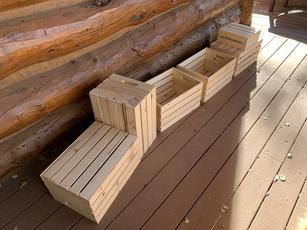 Looking for your next Christmas DIY project? Try making a DIY Christmas train out of crates. Everyone, especially the kiddos, will love it! 