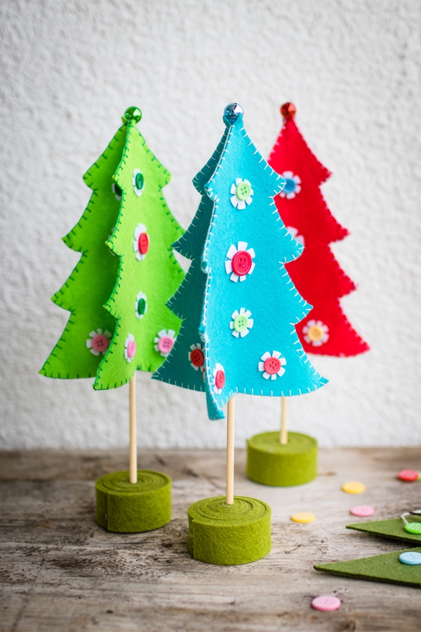 Are you trying to find non-edible neighbor Christmas gifts this year? Why not hold a craft night. It's a fun gift to give and it gives you an excuse to get together. 