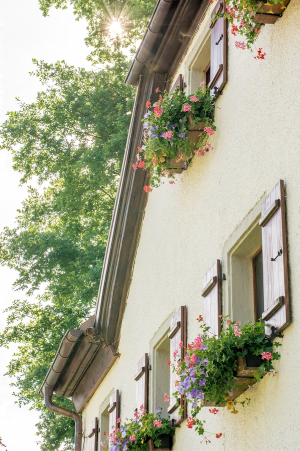 Love farmhouse style craze? Give your home a boost of extra farmhouse curb appeal with surprisingly easy farmhouse window flower boxes DIY projects. You will love the charm it adds to your home. 