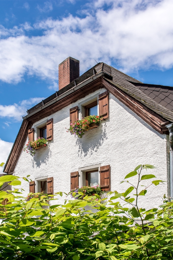 Love farmhouse style craze? Give your home a boost of extra farmhouse curb appeal with surprisingly easy farmhouse window flower boxes DIY projects. Your home will be the talk of the neighborhood. 