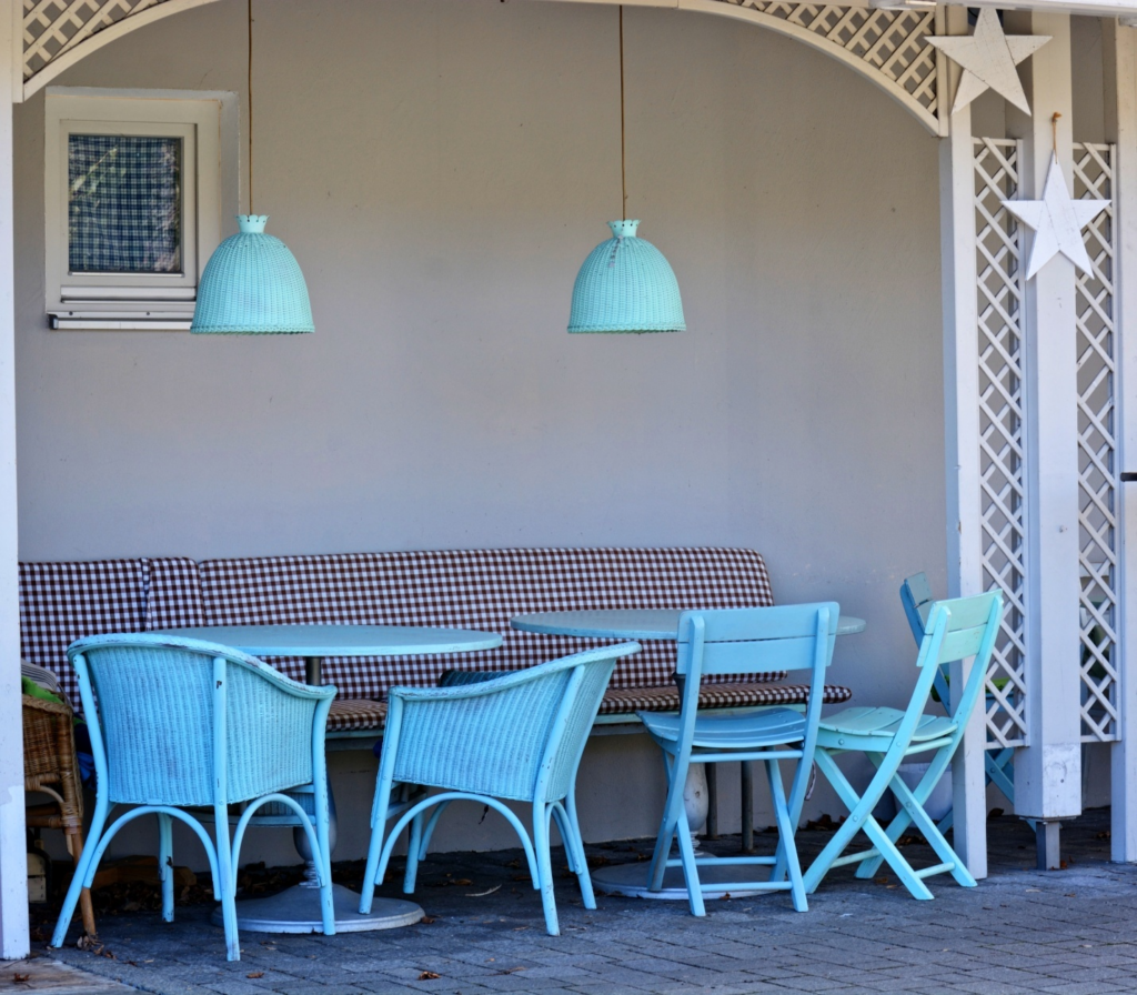 Lifting up your home décor with behind couch tables